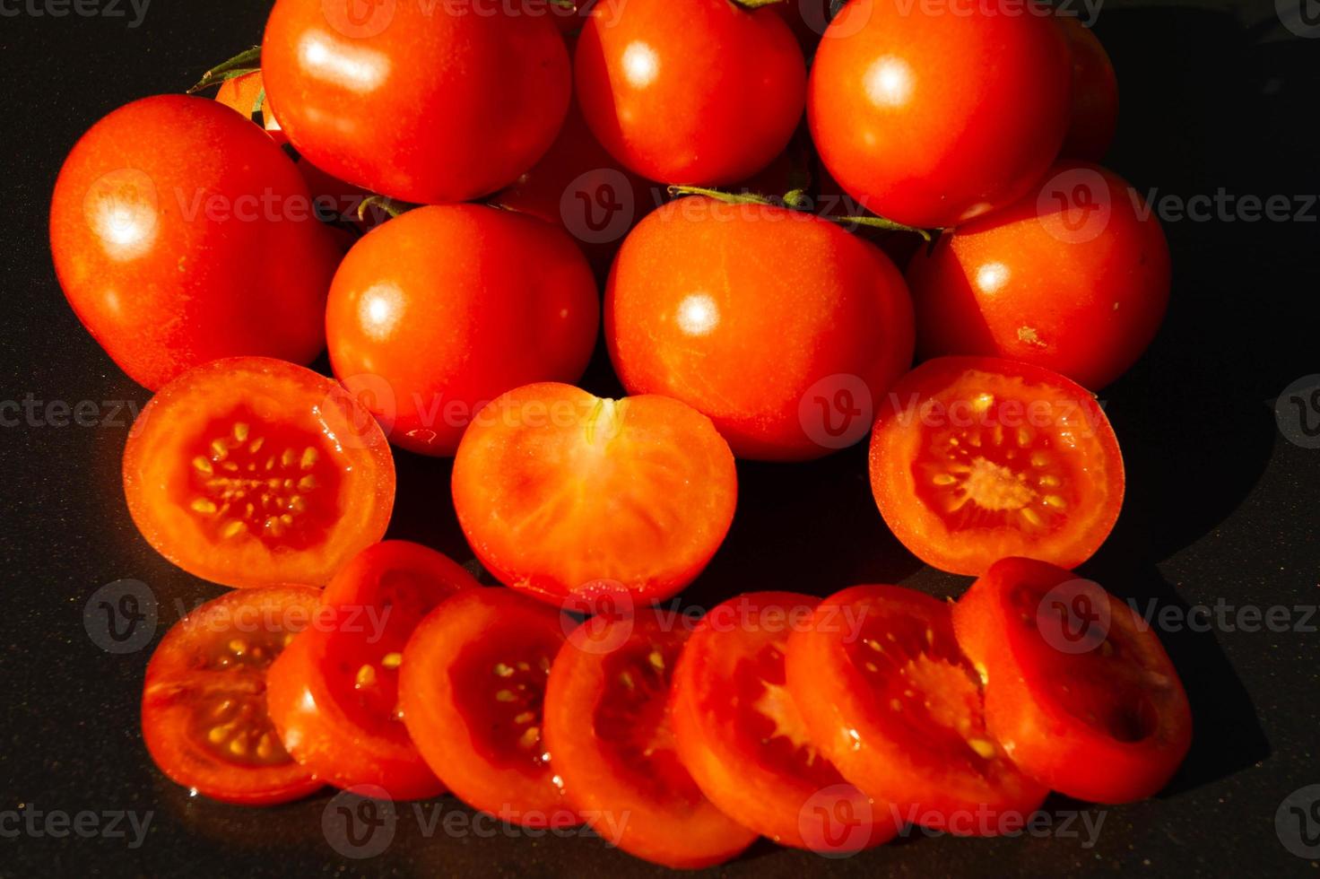 röda runda tomater solanum lycopersicum foto