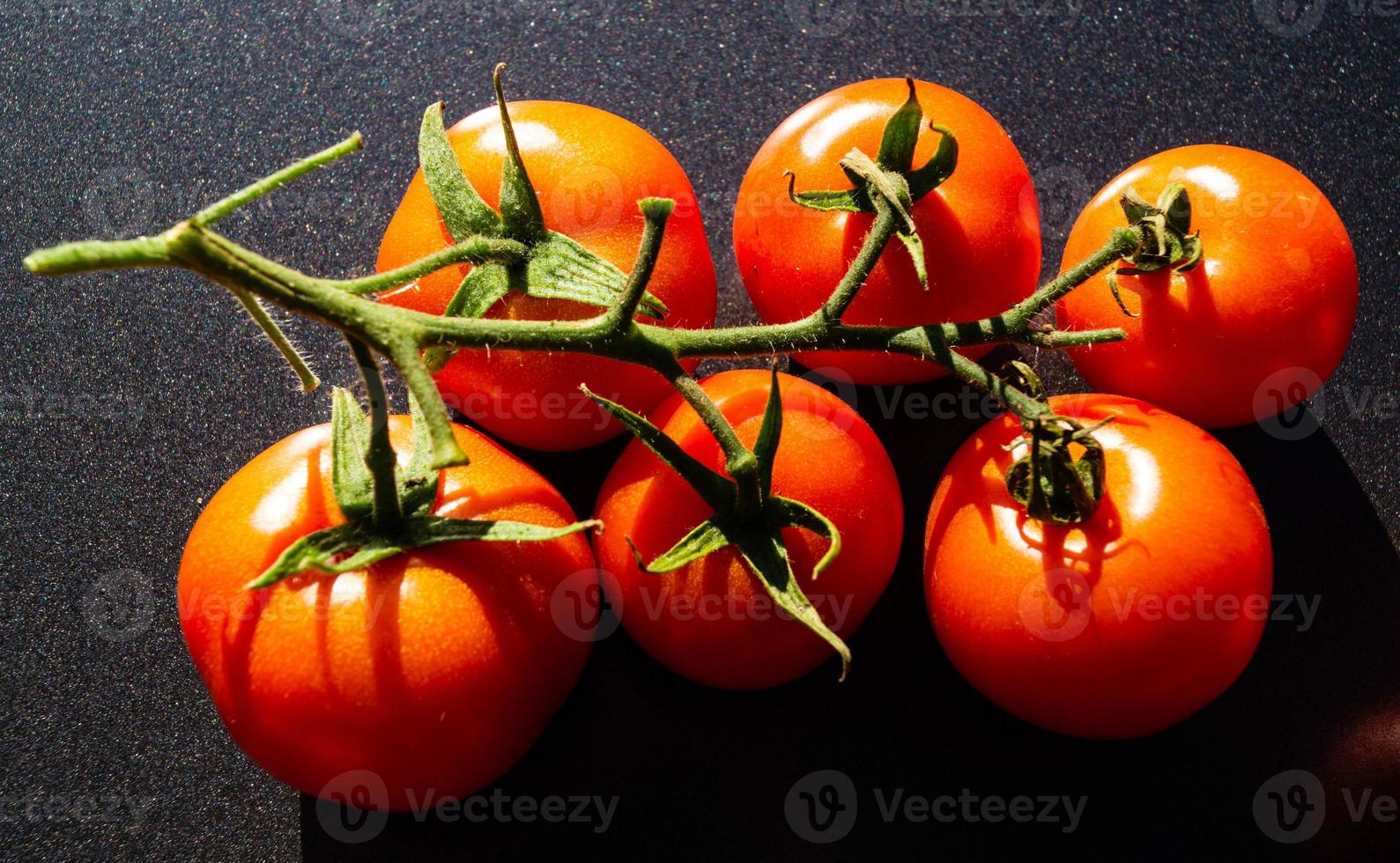 röda runda tomater solanum lycopersicum foto