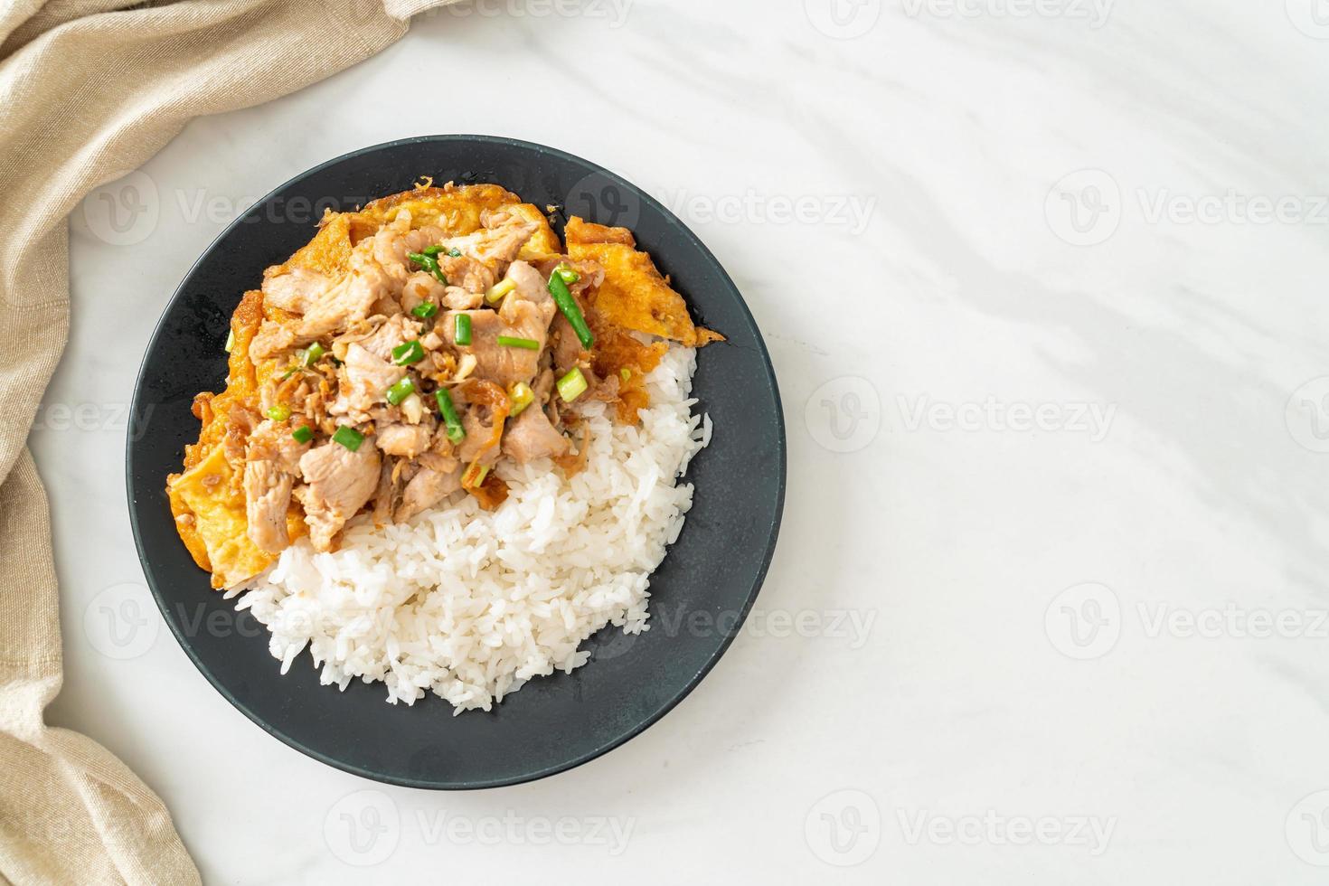 uppstekt fläsk med vitlök och ägg toppat på ris - asiatisk matstil foto