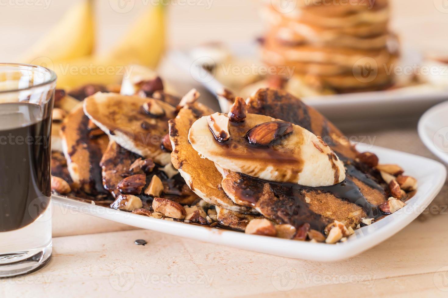 mandelbananpannkaka med choklad sirap foto