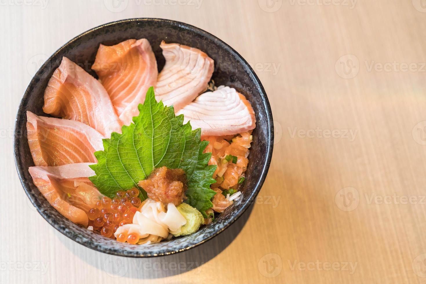 blandad lax donburi set - japansk mat foto