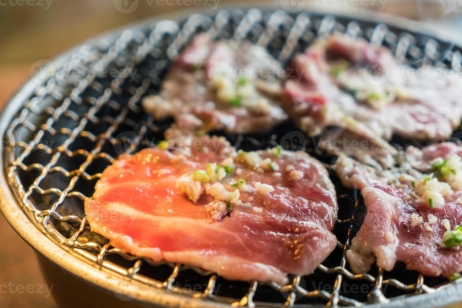 fläsk på kolgrill - yakiniku - koreansk stil foto