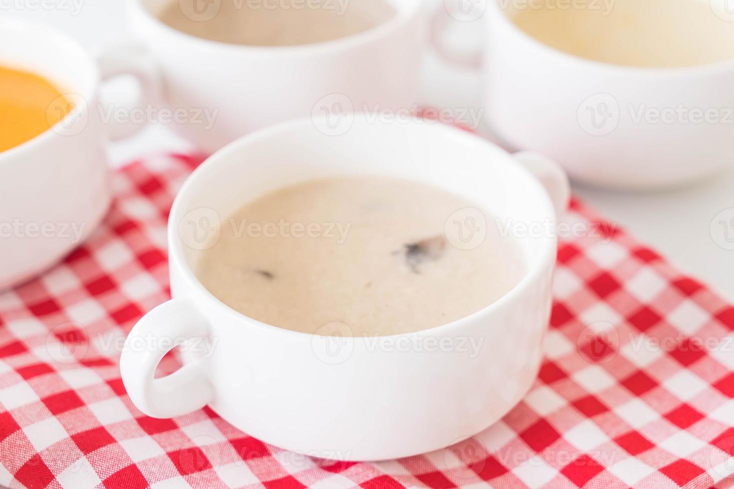 svamp soppa skål foto