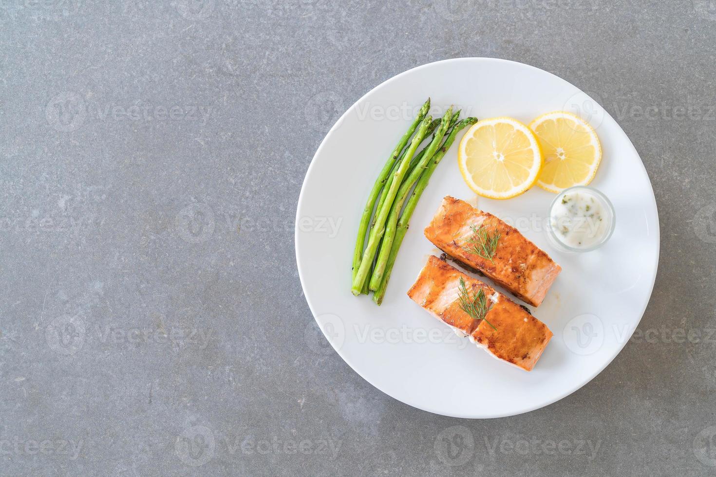 grillad laxbiff på bordet foto