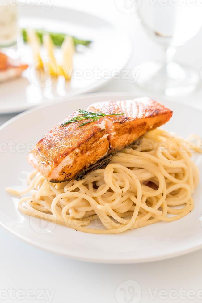 spagettikrämsås med grillad lax foto