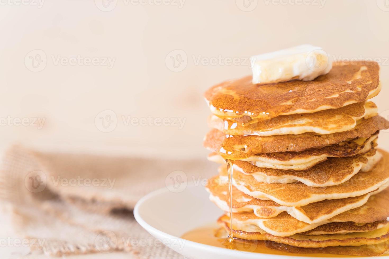 ost på pannkakastapel med honung foto