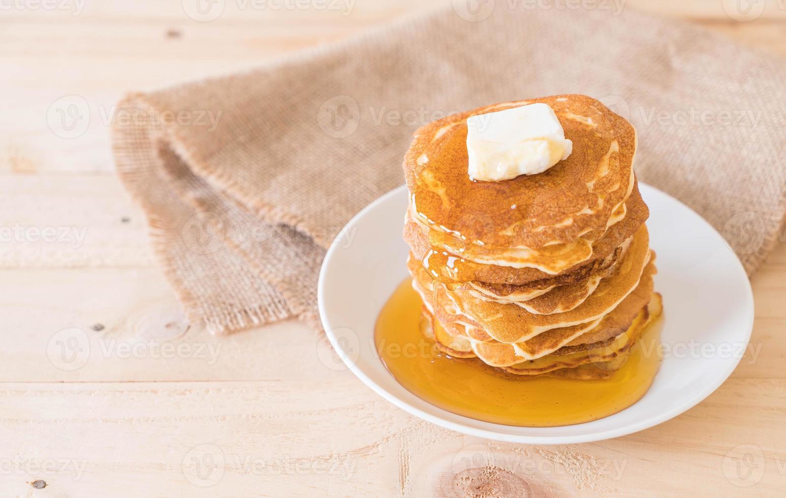 ost på pannkakastapel med honung foto