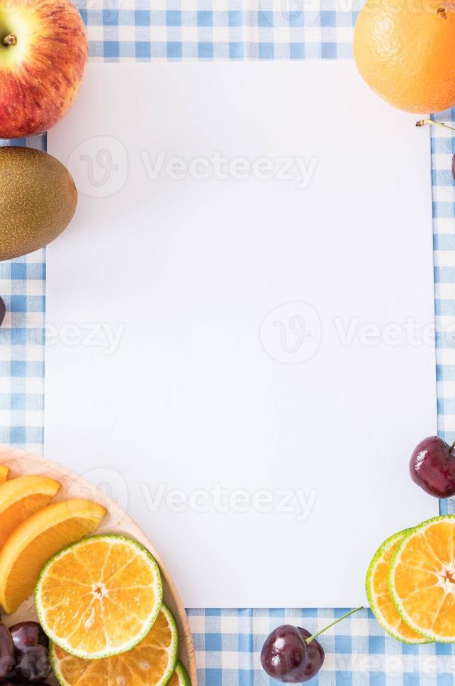 blandad skivad frukt i träskål foto