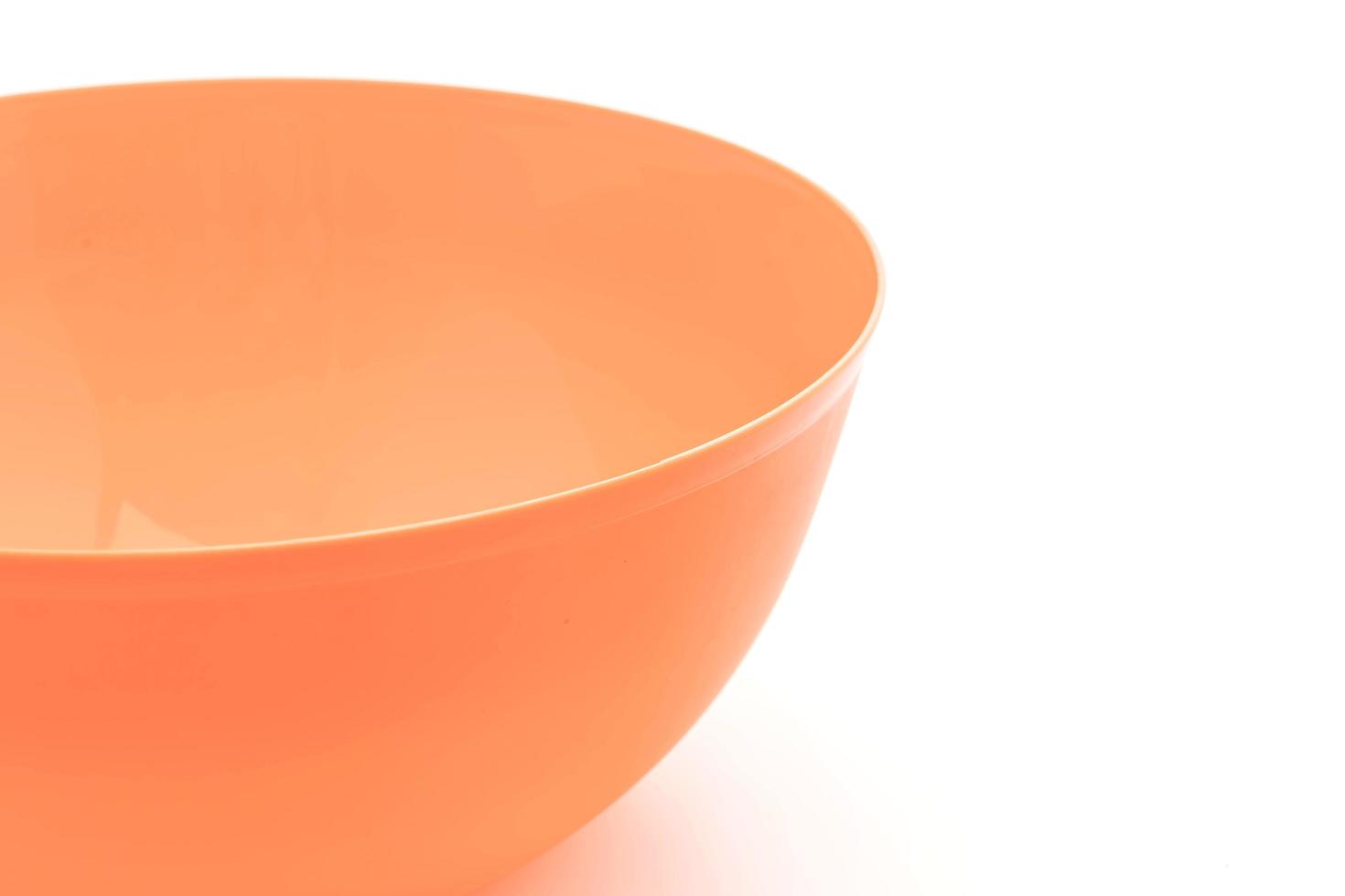 orange plastskål på vit bakgrund foto