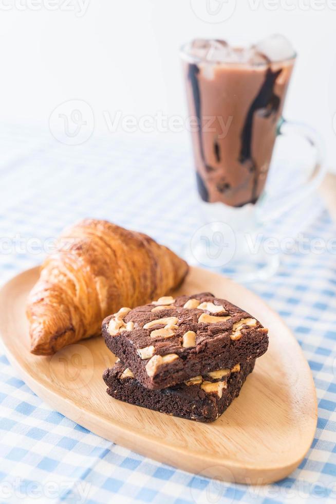 croissant och brownies på bordet foto