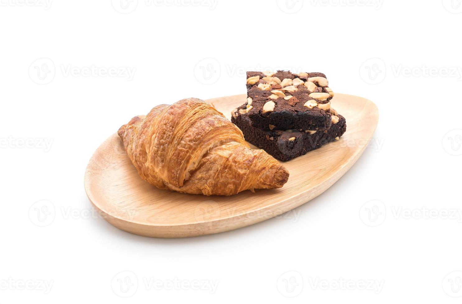 croissant och brownies på bordet foto