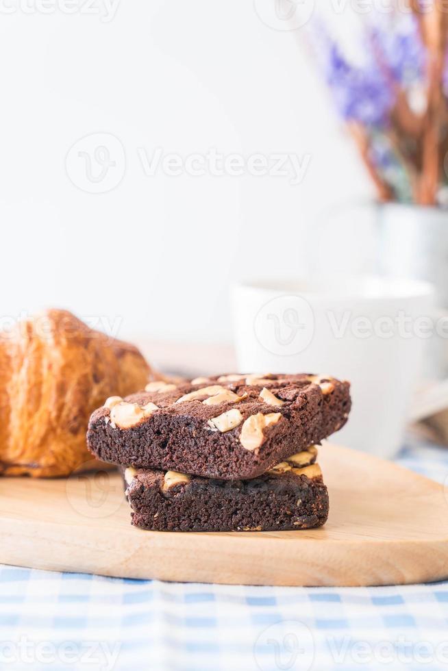 croissant och brownies på bordet foto