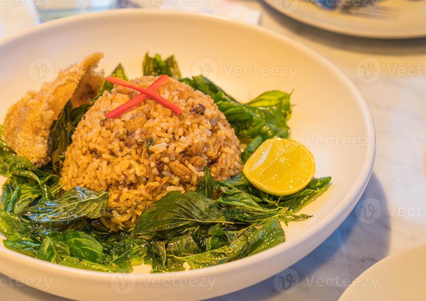 stekt ris med krispig gouramifisk foto
