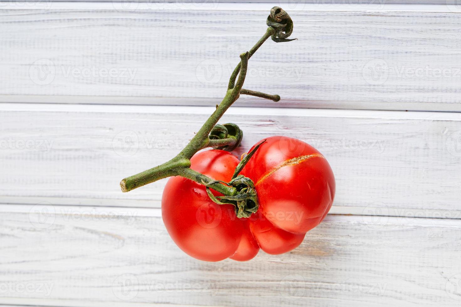 ful frukt eller grönsaker. allvarligt missbildad mutant tomat foto