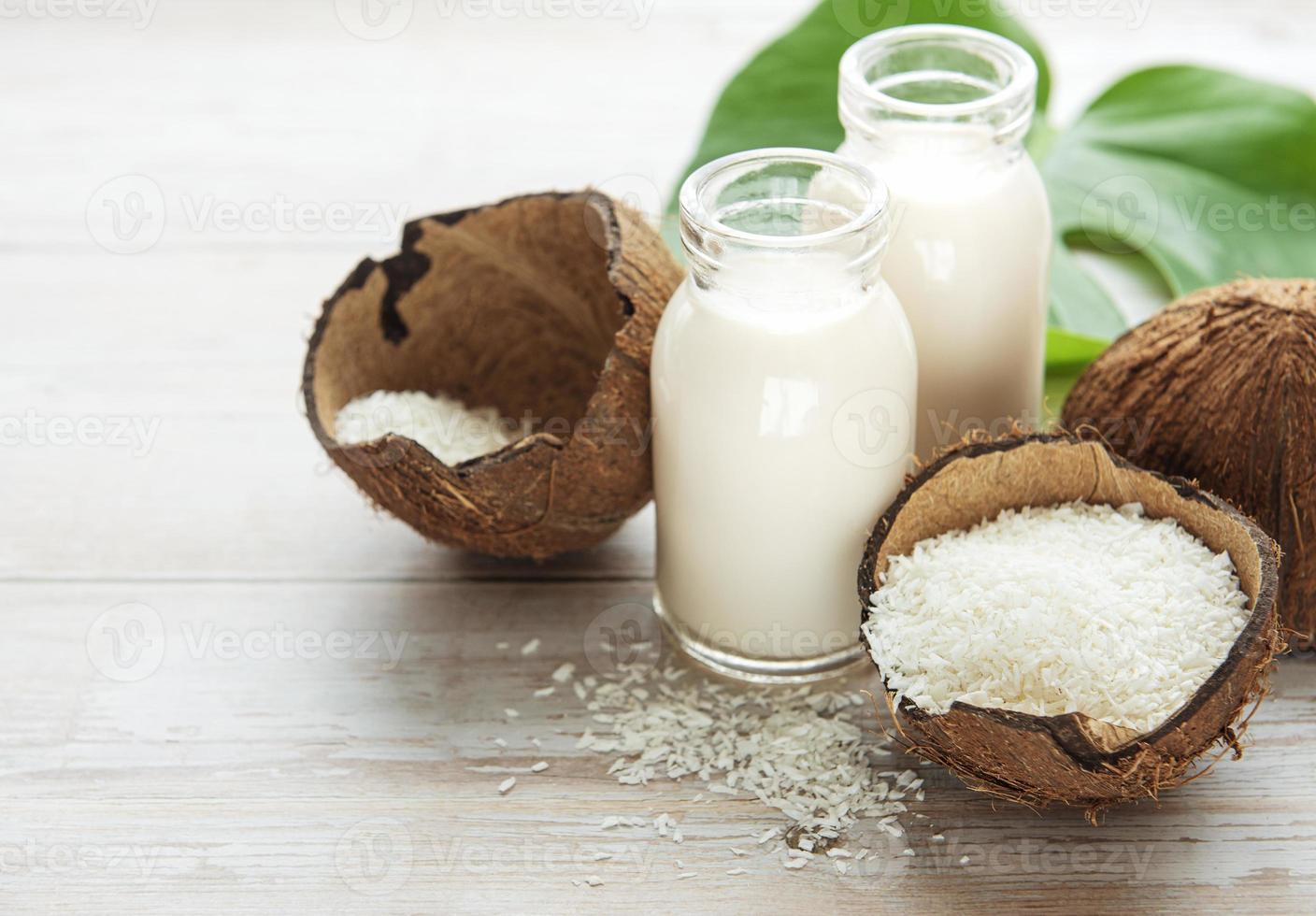 färsk kokosmjölk foto