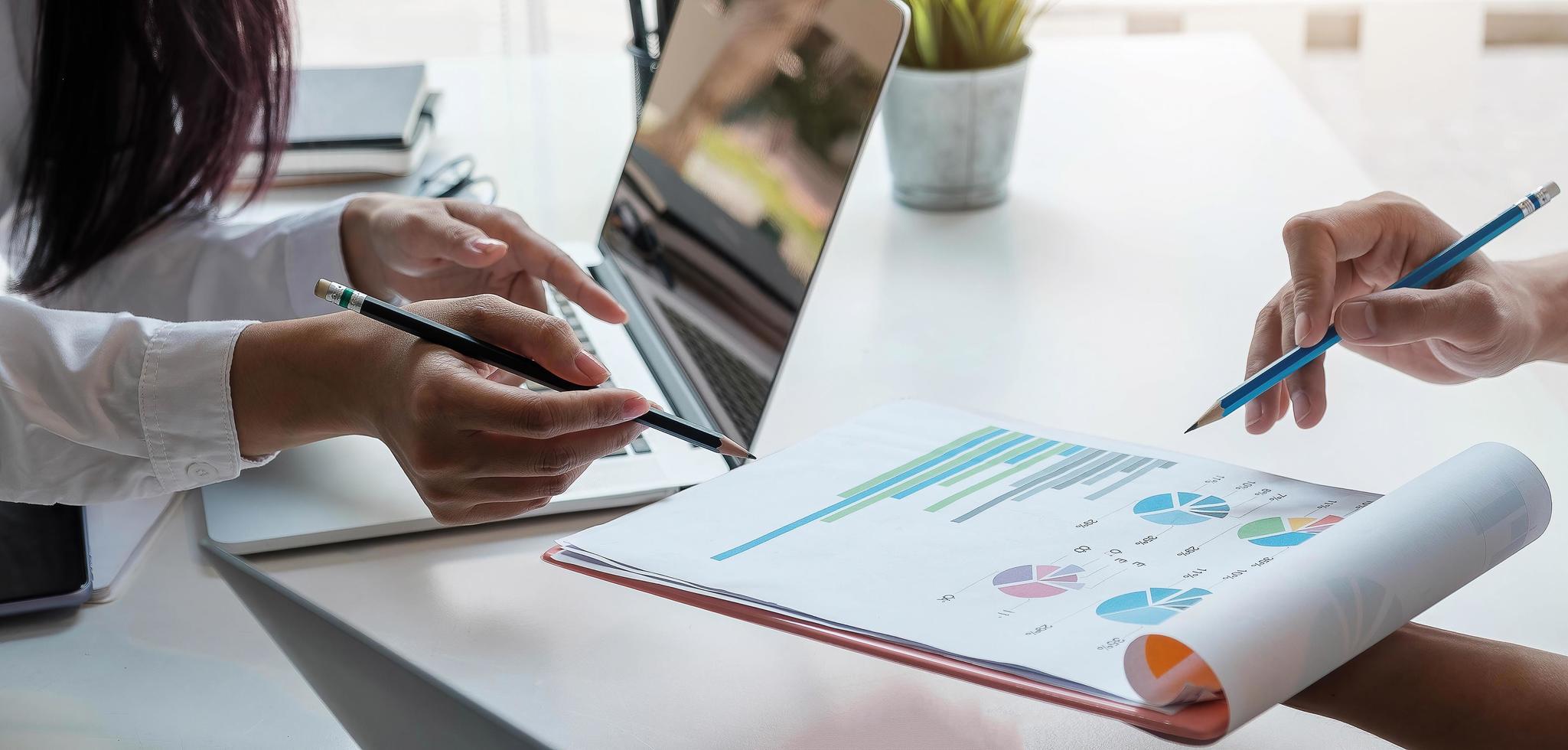 affärslag analysera inkomstdiagram och diagram foto