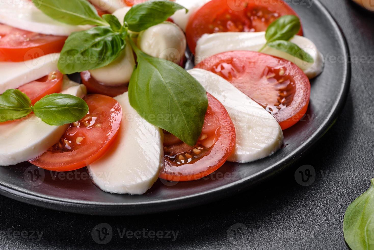 italiensk caprese sallad med skivade tomater, mozzarellaost foto