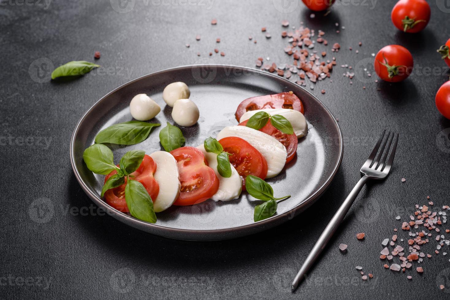 italiensk caprese sallad med skivade tomater, mozzarellaost foto