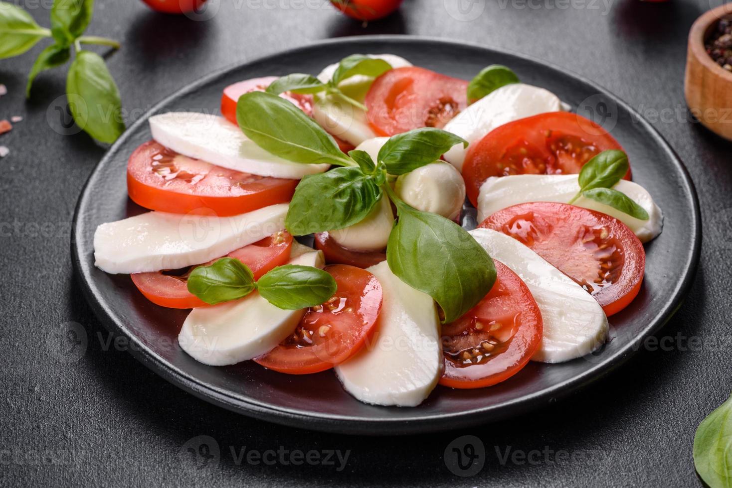 italiensk caprese sallad med skivade tomater, mozzarellaost foto