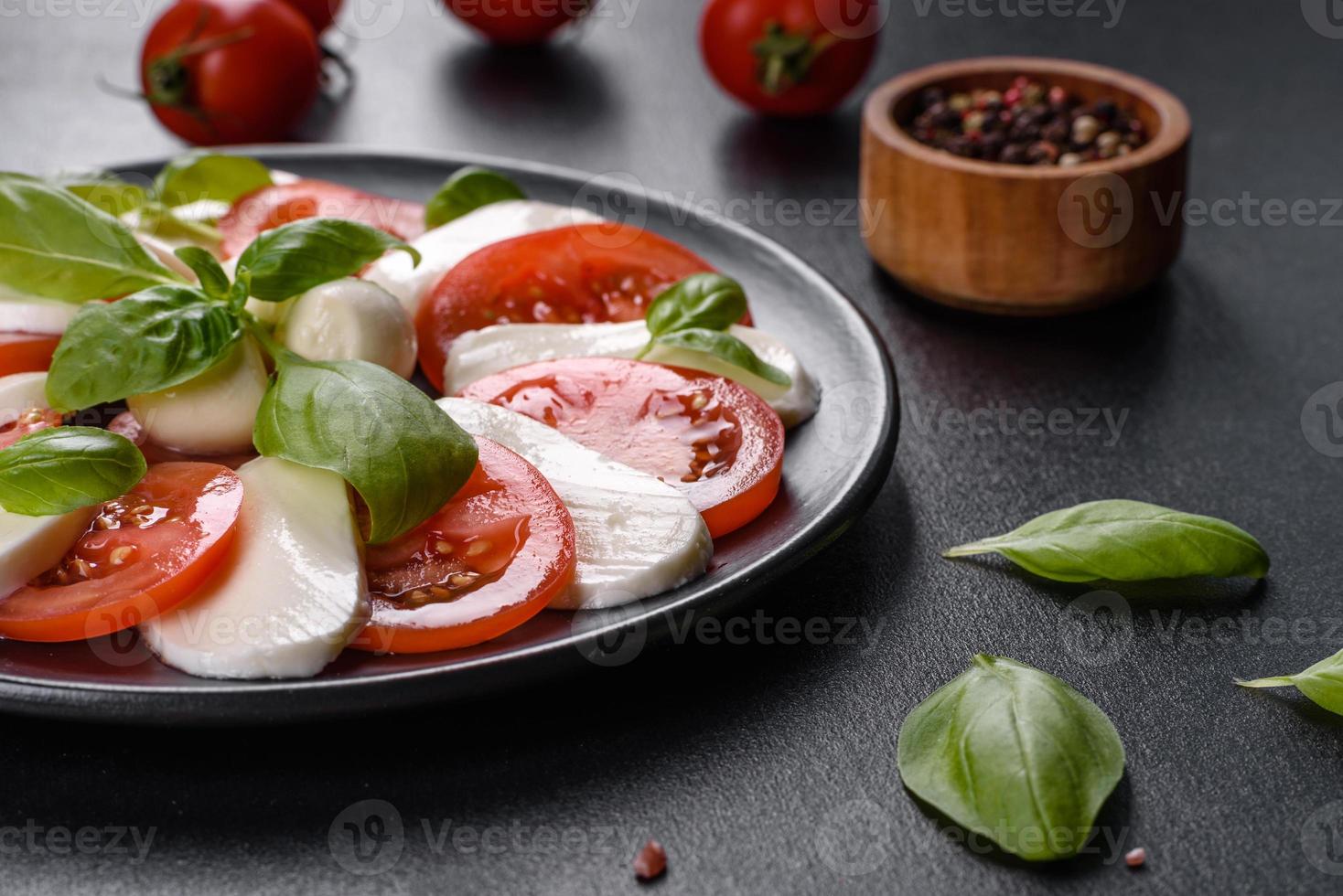 italiensk caprese sallad med skivade tomater, mozzarellaost foto