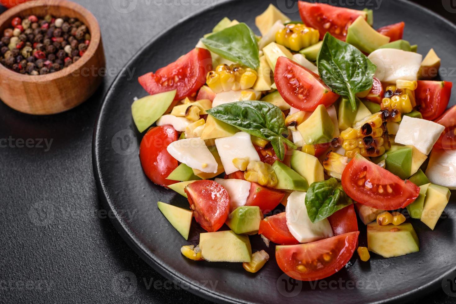 läcker färsk sallad med tomater, avokado, ost och grillad majs foto