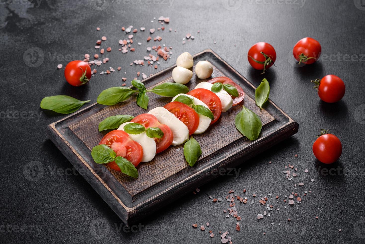 italiensk caprese sallad med skivade tomater, mozzarellaost foto