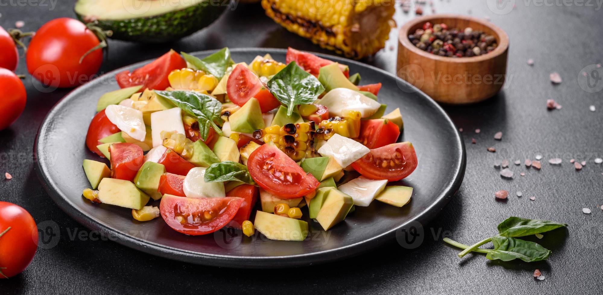 läcker färsk sallad med tomater, avokado, ost och grillad majs foto