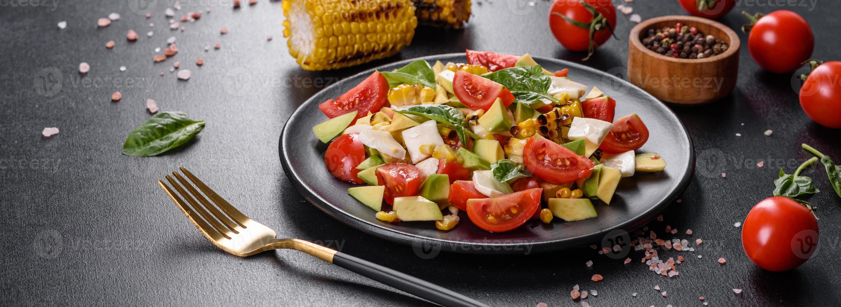 läcker färsk sallad med tomater, avokado, ost och grillad majs foto