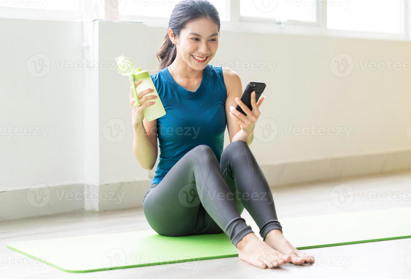 ung asiatisk tjej som gör övning på golvet ensam foto