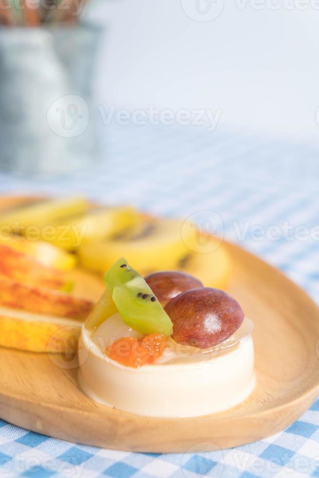 puddingfrukter med kiwi och äpple på bordet foto