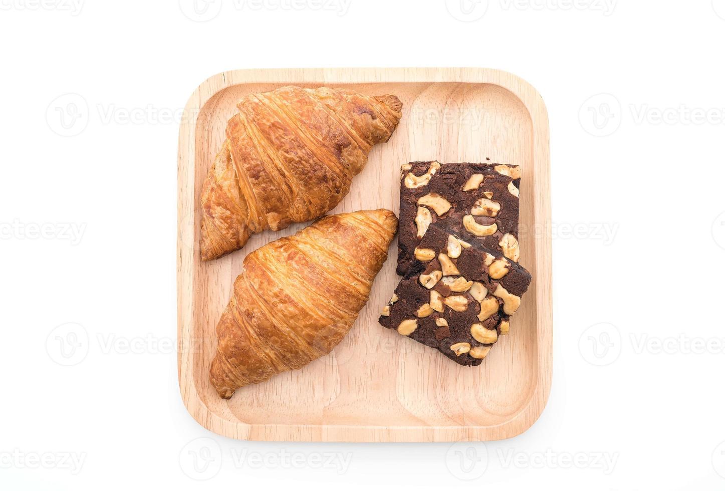 croissant och brownies på vit bakgrund foto