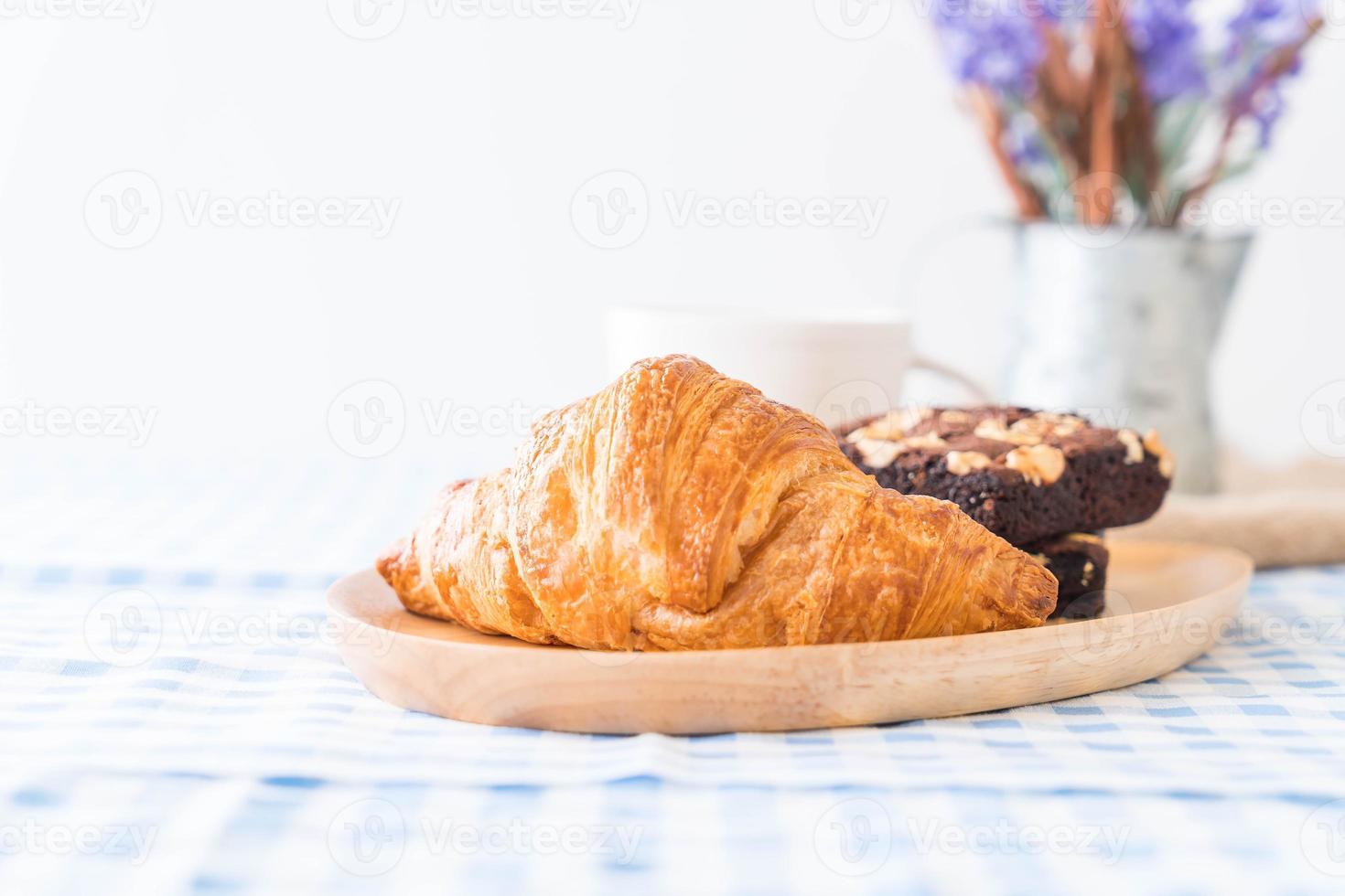 croissant och brownies på bordet foto