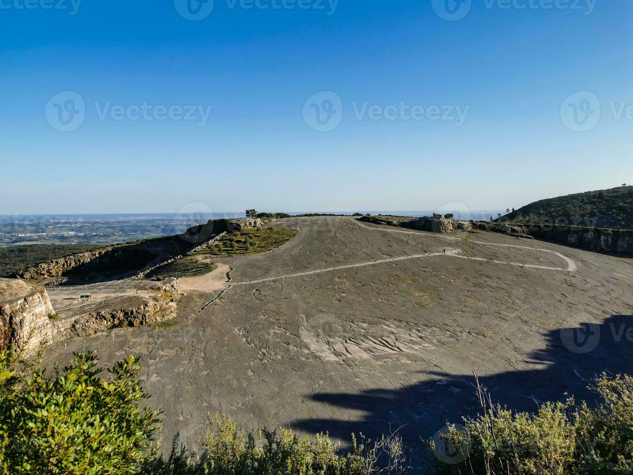 naturlig monument av fossil dinosaurie fotspår i serra d 'aire i pedreira do galinha, i portugal. en pedagogisk krets var skapas på de webbplats, var besökare kan ser och Rör de fotspår foto