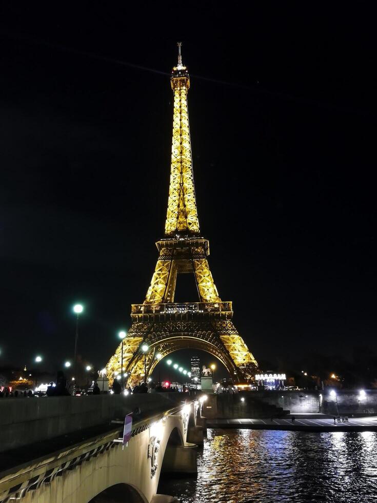 perspektiv av de eiffel torn i paris upplyst på de slutet av de dag foto