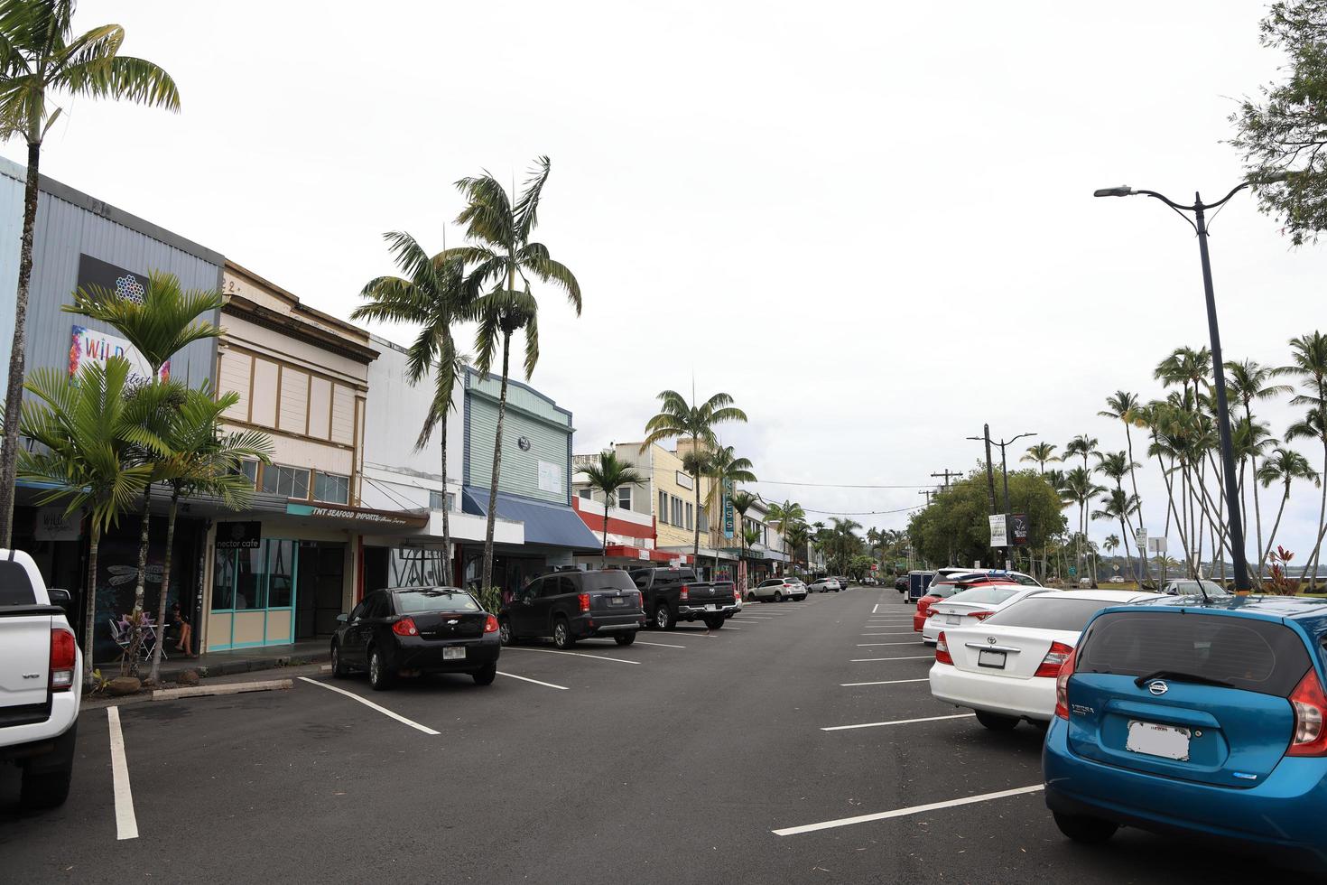 hilo, hawaii, usa, 2021 - utsikt över en parkeringsplats i staden foto