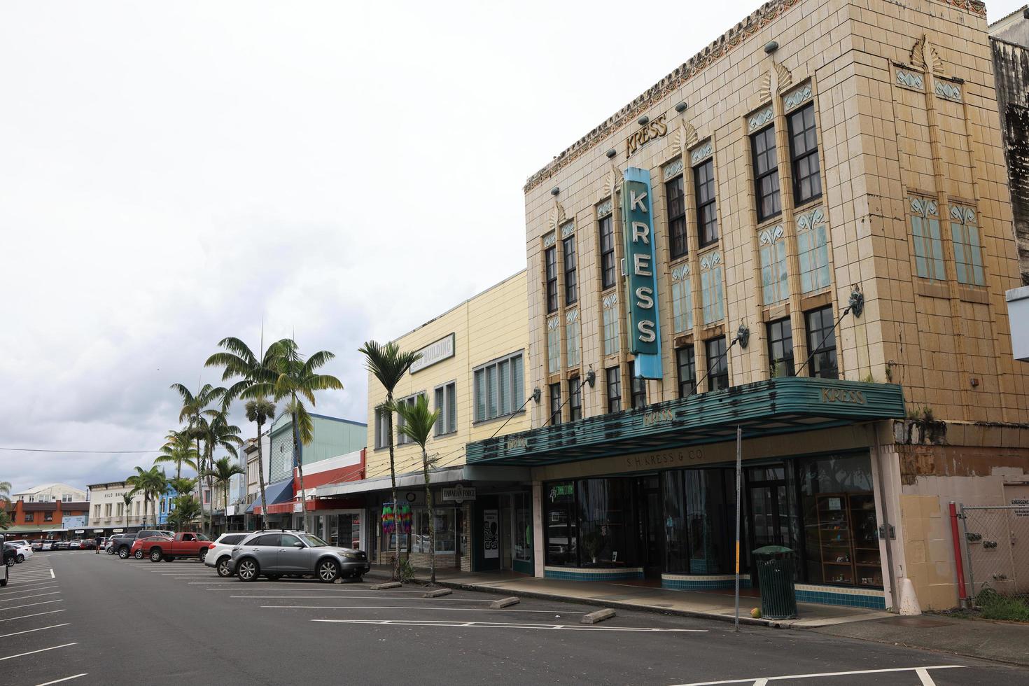hilo, hawaii, usa, 2021 - utsikt över en byggnad i staden foto