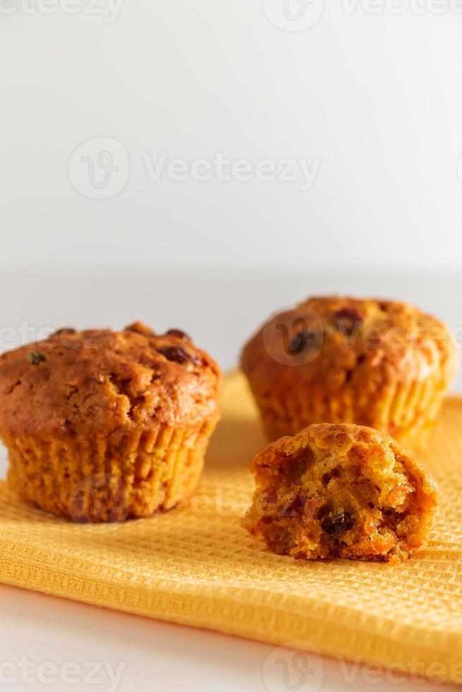 morotmuffins på en vit bakgrund. hemlagade kakor foto