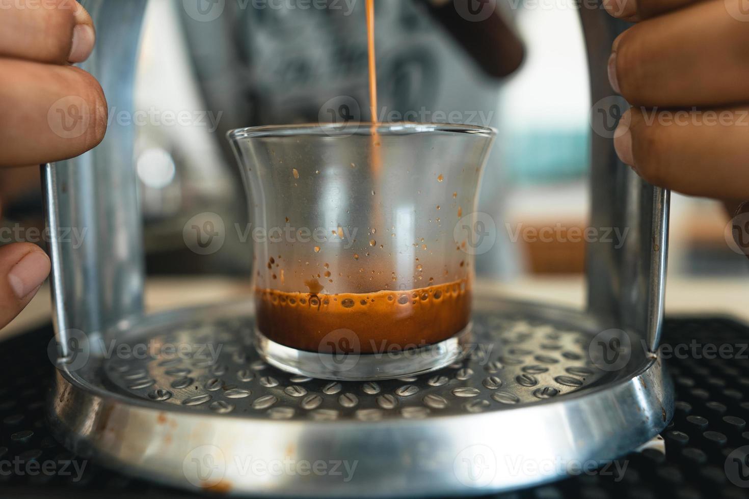 ecfresso-kaffe från en pressmaskin till en mugg foto