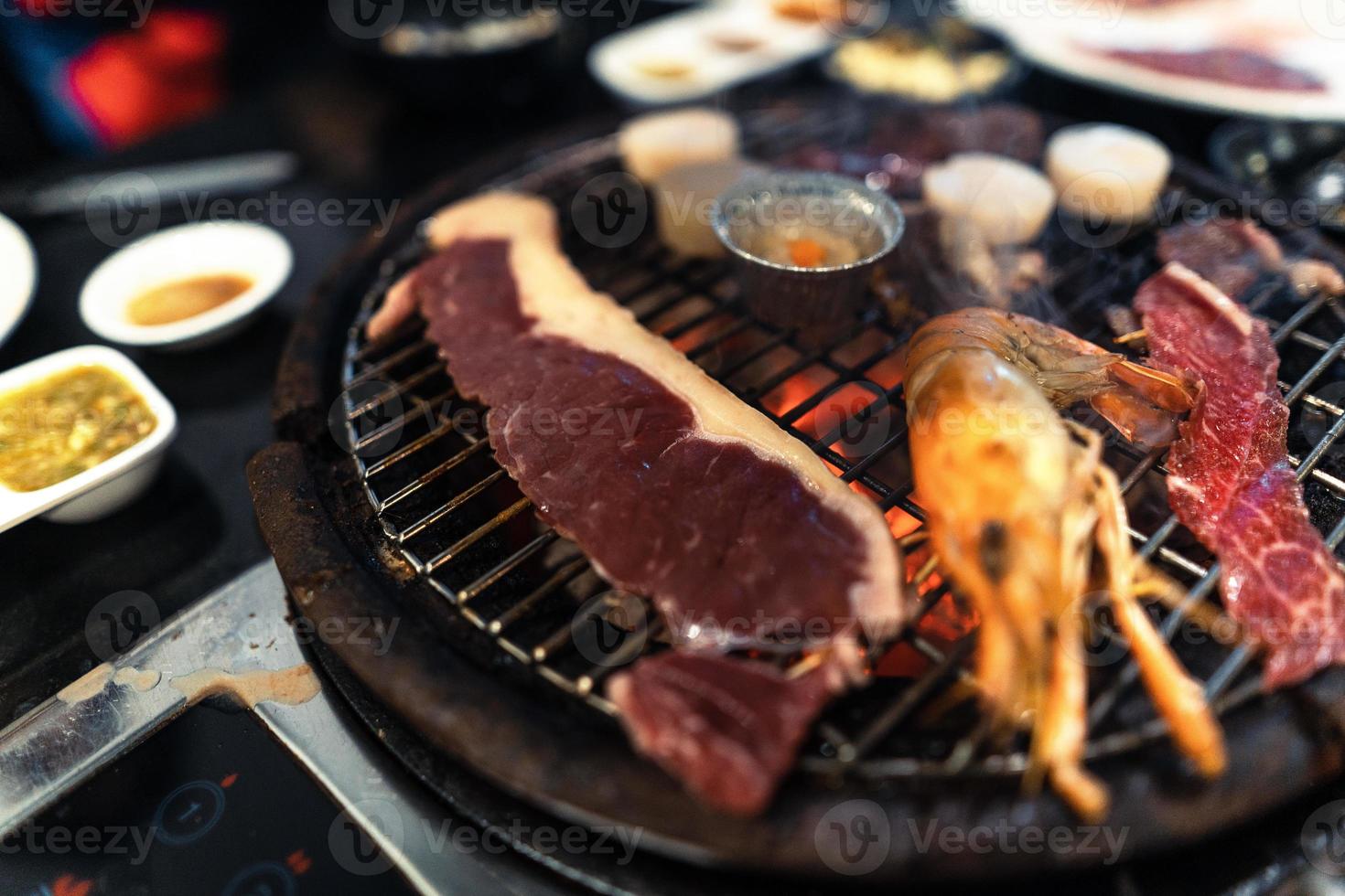 nötkött och räkor på grillen på restaurangen foto