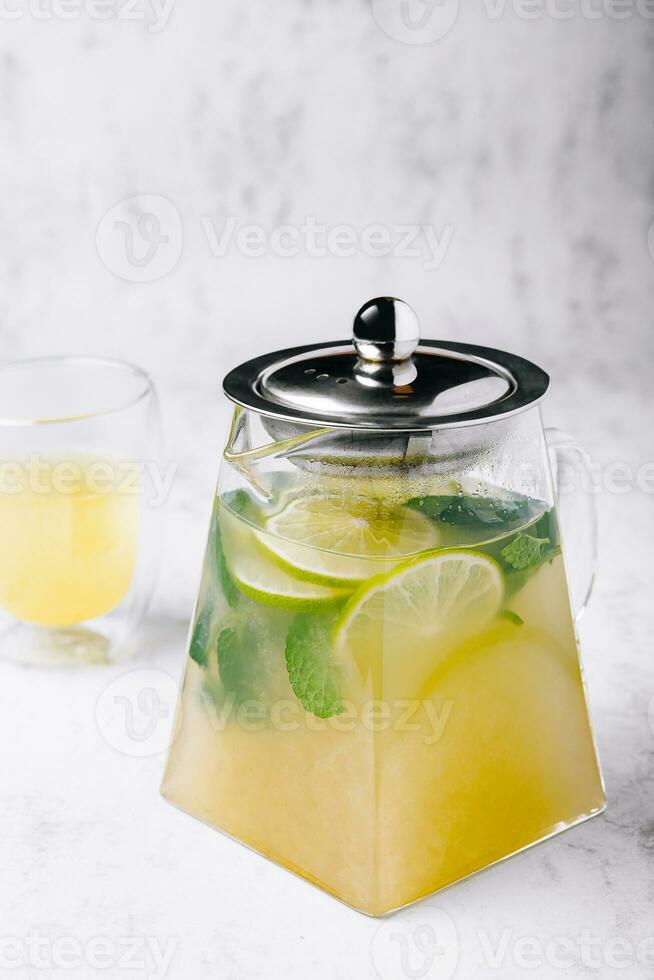 iced grön te med kalk och färsk mynta foto