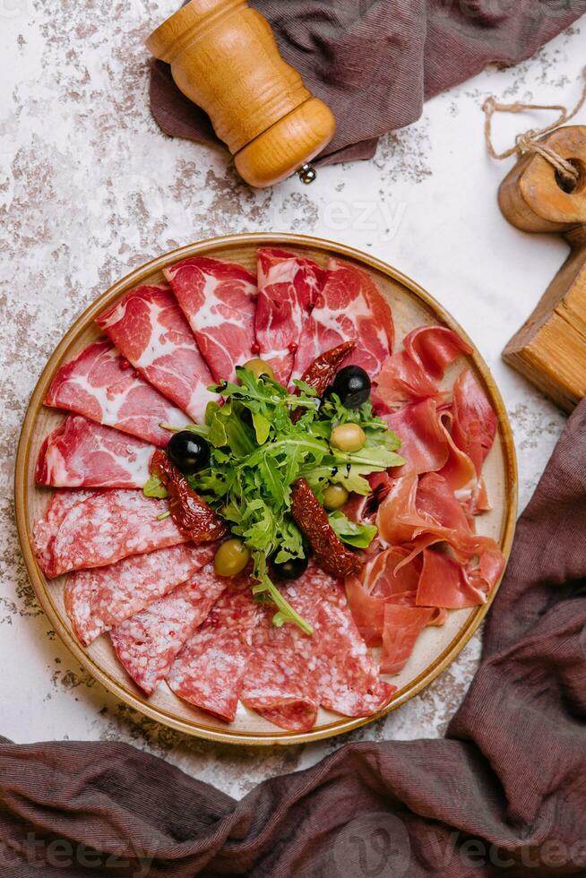 traditionell spanska jamon, skinka crudo, italiensk salami foto