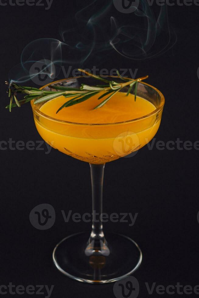 rosmarin cocktail - gyllene rom, rosmarin, frukt juice och sirap foto