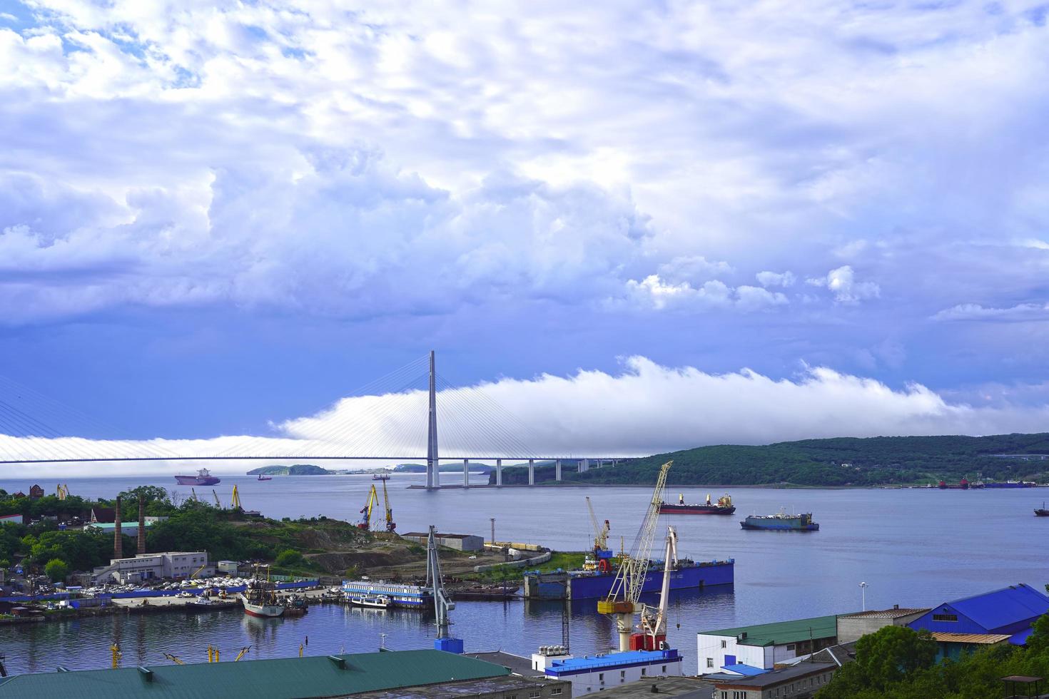 landskap med utsikt över ryska bron. vladivostok foto