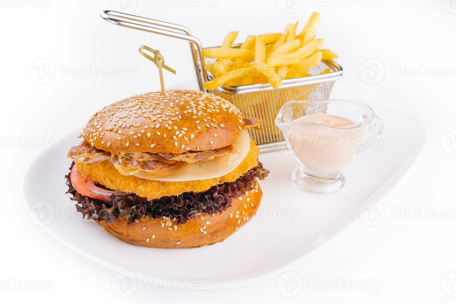 Krispig friterad kyckling burger eras med franska frites foto