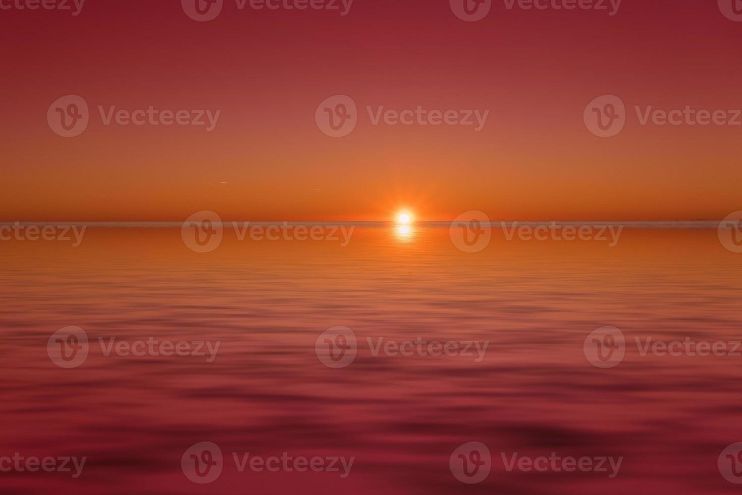 marinmålning med en vacker solnedgång över vattnet. foto