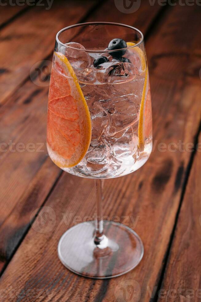 gin och tonic cocktail med grapefrukt foto