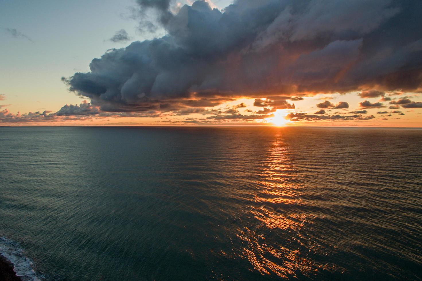 Flygfoto över havslandskapet med en vacker solnedgång foto