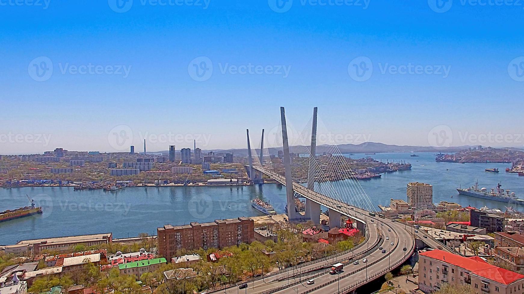 Flygfoto över panorama över staden med utsikt över den gyllene bron. foto