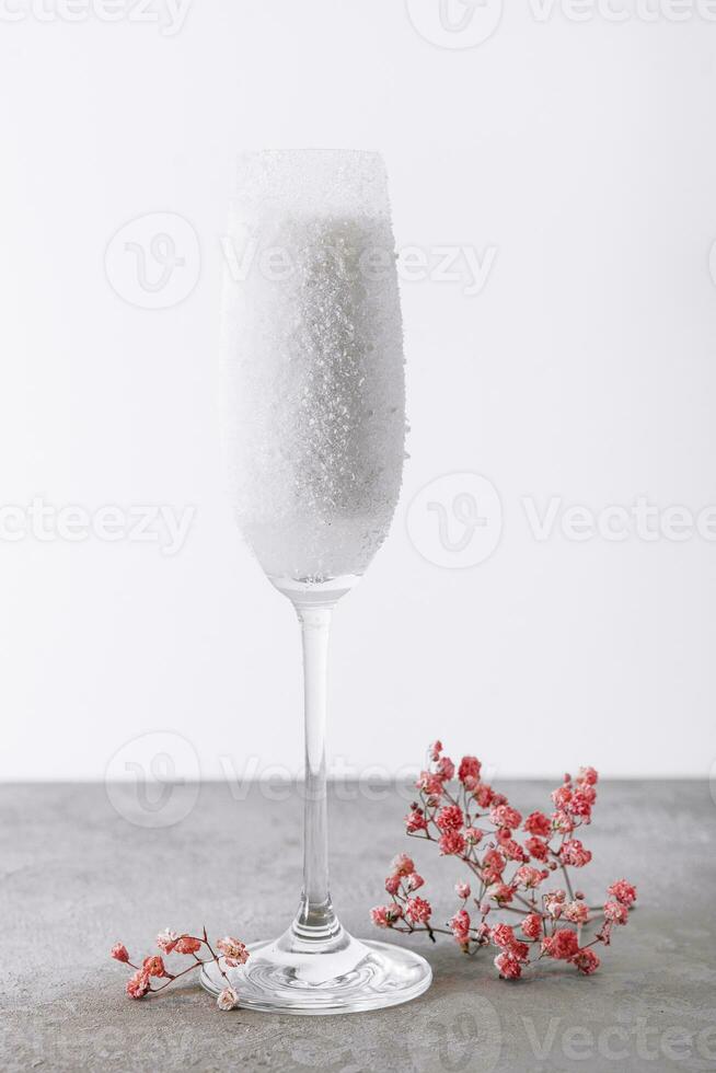 champagne glas full av fluffig snö foto