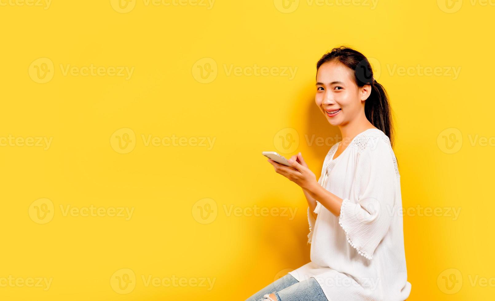 online kommunikation av asiatiska kvinnor porträtt av lyckliga asiatiska affärer foto